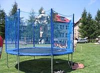 trampolina z siatką kraków, batuta, wynajem urządzeń rekreacyjnych kraków